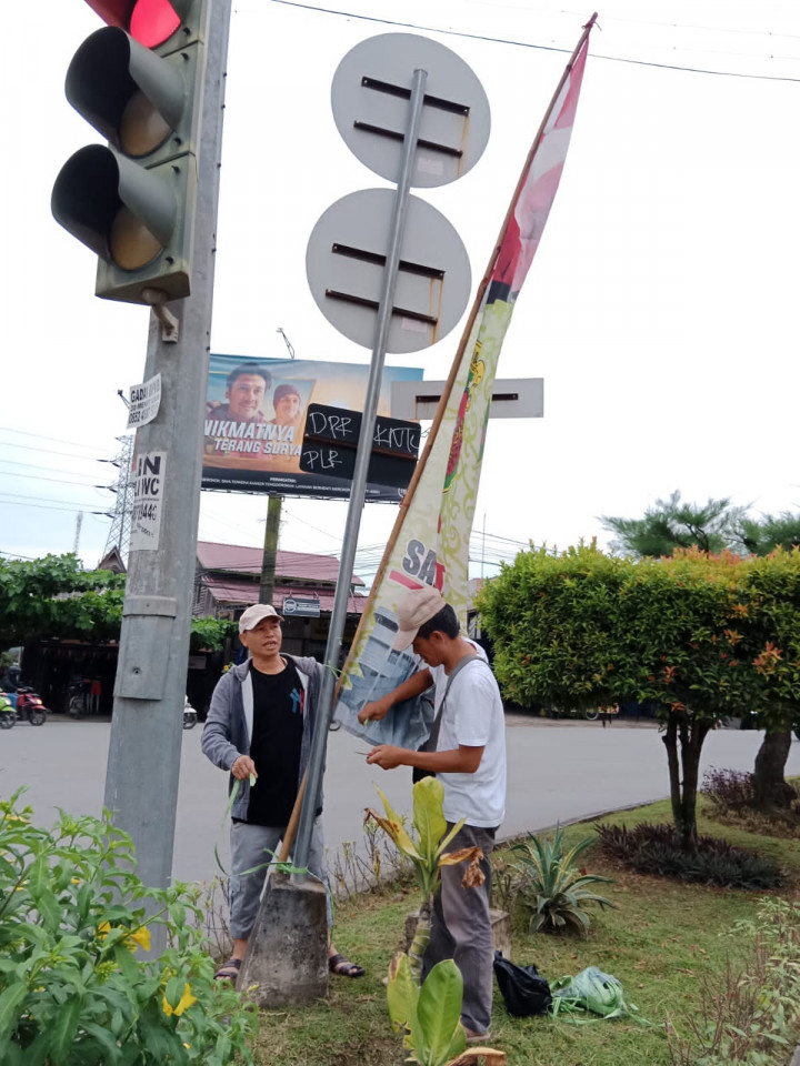 Minggu, 08 Januari 2023, Pemasangan Umbul-Umbul dalam rangka persiapan perayaan hari jadi Hut kota dan Pemerintah Kota Samarinda di Kantor Kelurahan dan beberapa wilayah Karang Anyar