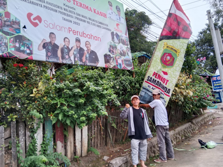 Minggu, 08 Januari 2023, Pemasangan Umbul-Umbul dalam rangka persiapan perayaan hari jadi Hut kota dan Pemerintah Kota Samarinda di Kantor Kelurahan dan beberapa wilayah Karang Anyar