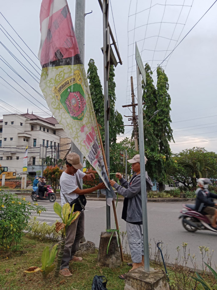 Minggu, 08 Januari 2023, Pemasangan Umbul-Umbul dalam rangka persiapan perayaan hari jadi Hut kota dan Pemerintah Kota Samarinda di Kantor Kelurahan dan beberapa wilayah Karang Anyar