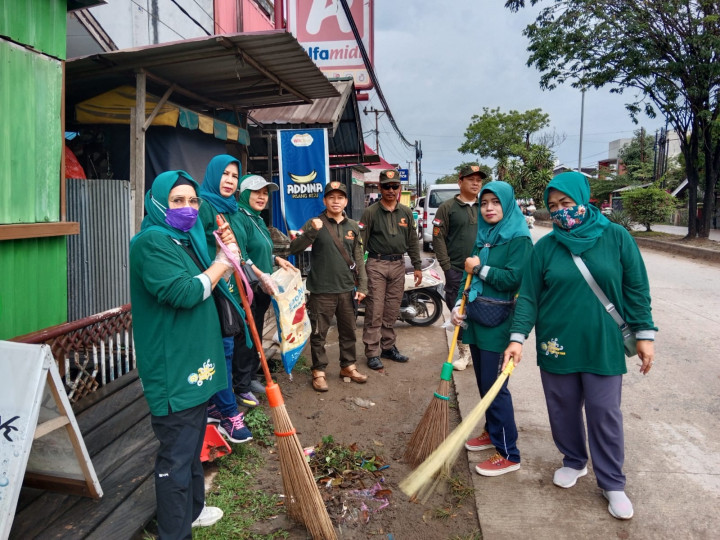 Sabtu 14 Jan 2023 Kel. Karang Anyar. Kerja Bakti di kec. S. Kunjang dan lanjut bersama DLH membersihkan Pekarangan SD 021 di jln. meranti.