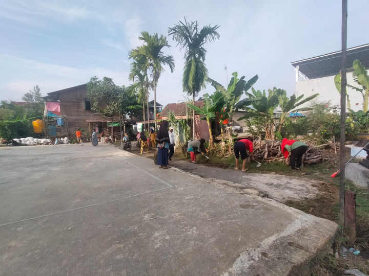 Minggu 15  januari 2023 Kel. KarangAnyar. Giat kerja bakti di Rt. 04,05,14,15,27