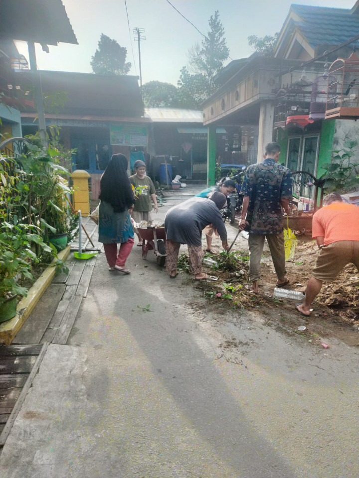 Minggu 15  januari 2023 Kel. KarangAnyar. Giat kerja bakti di Rt. 04,05,14,15,27