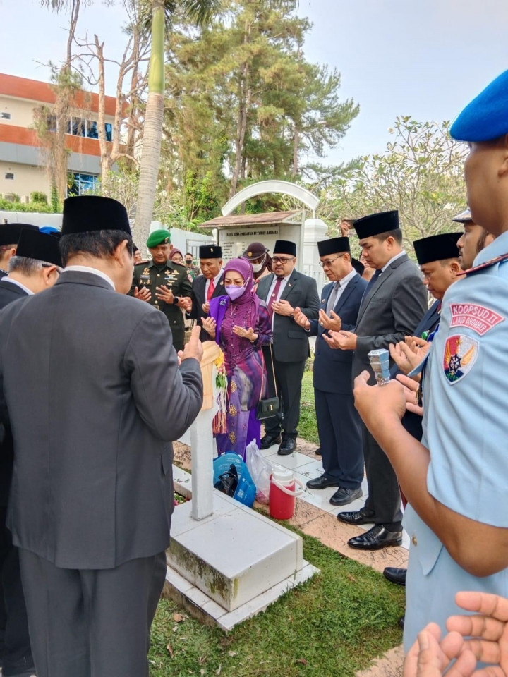 Jumat, 20 Januari 2023 , Ziarah ke makam pahlawan yang dihadiri oleh Lurah Karang Anyar dalam rangka rangkaian perayaan HUT Pemerintah Kota Samarinda ke-355 ke HUT Pemkot Samarinda ke-63 tahun 2023