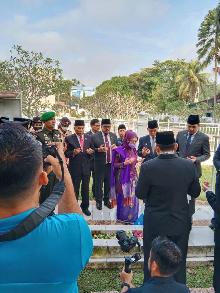 Jumat, 20 Januari 2023 , Ziarah ke makam pahlawan yang dihadiri oleh Lurah Karang Anyar dalam rangka rangkaian perayaan HUT Pemerintah Kota Samarinda ke-355 ke HUT Pemkot Samarinda ke-63 tahun 2023