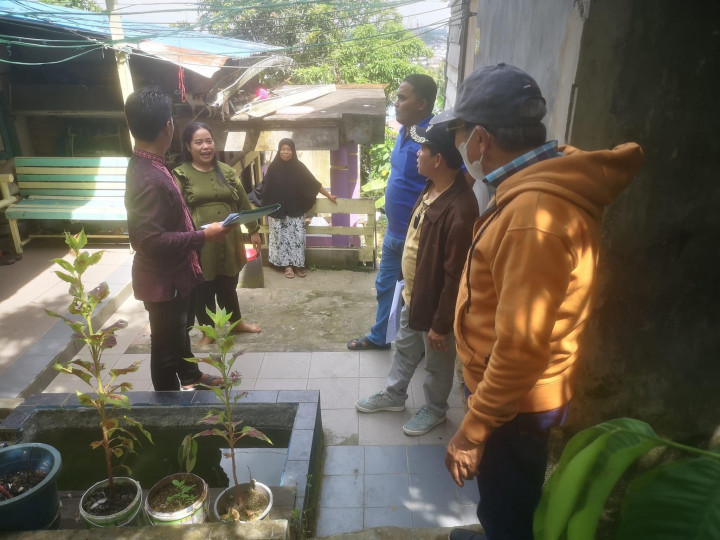 Jumat, 10 Februari 2023... Peninjauan lapangan oleh Lurah Karang Anyar bersama Kasi Pemerintahan Kecamatan Sungai Kunjang di Gg Rawajaya 1 RT 01 Kelurahan Karang Anyar