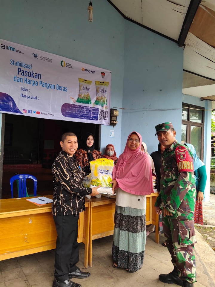 16 Februari 2023, Distribusi beras murah yang diadakan di kelurahan Karang Anyar, program dari pemerintah kota Samarinda guna menyalurkan harga beras yang terjangkau bagi masyarakat.