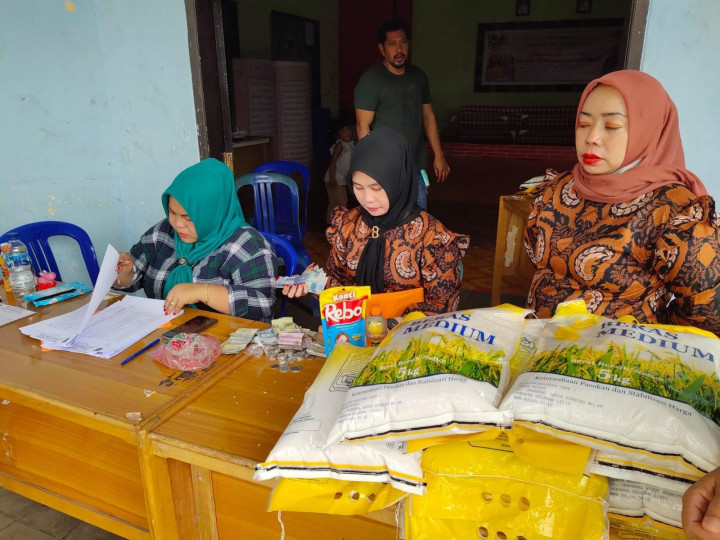 16 Februari 2023, Distribusi beras murah yang diadakan di kelurahan Karang Anyar, program dari pemerintah kota Samarinda guna menyalurkan harga beras yang terjangkau bagi masyarakat.