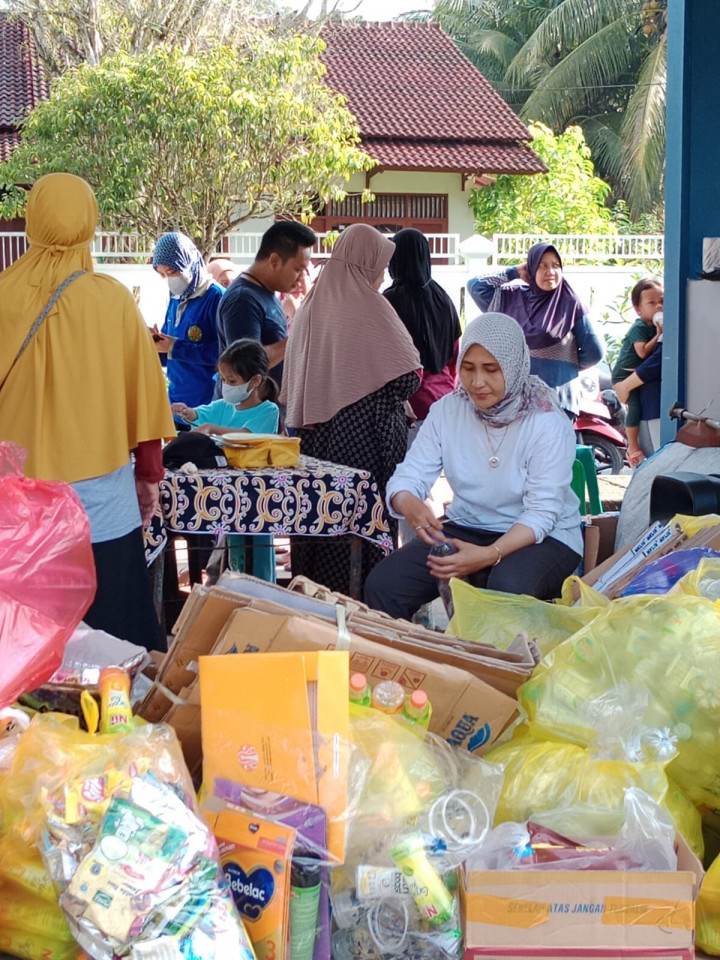 Minggu, 19 Februari 2023, acara sedekah sampah di Bank Ramli RT.002 jalan MT. Haryono yang dibarengi dengan kegiatan Kerja Bakti bersama. Acara dihadiri oleh Lurah, Ketua PKK dan Anggota PKK Karang Anyar.