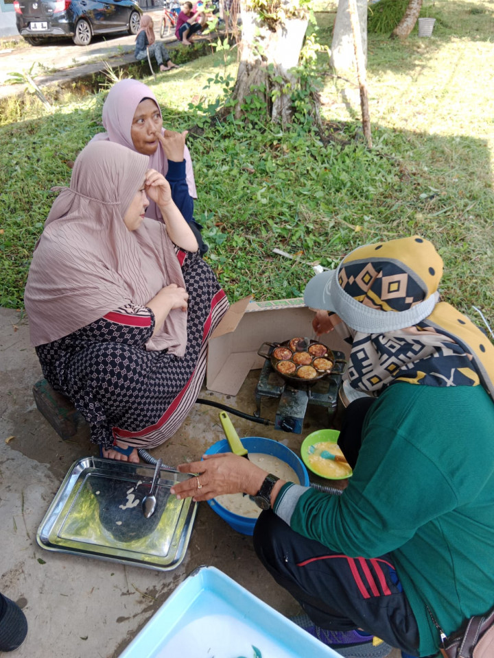 Minggu, 19 Februari 2023, acara sedekah sampah di Bank Ramli RT.002 jalan MT. Haryono yang dibarengi dengan kegiatan Kerja Bakti bersama. Acara dihadiri oleh Lurah, Ketua PKK dan Anggota PKK Karang Anyar.