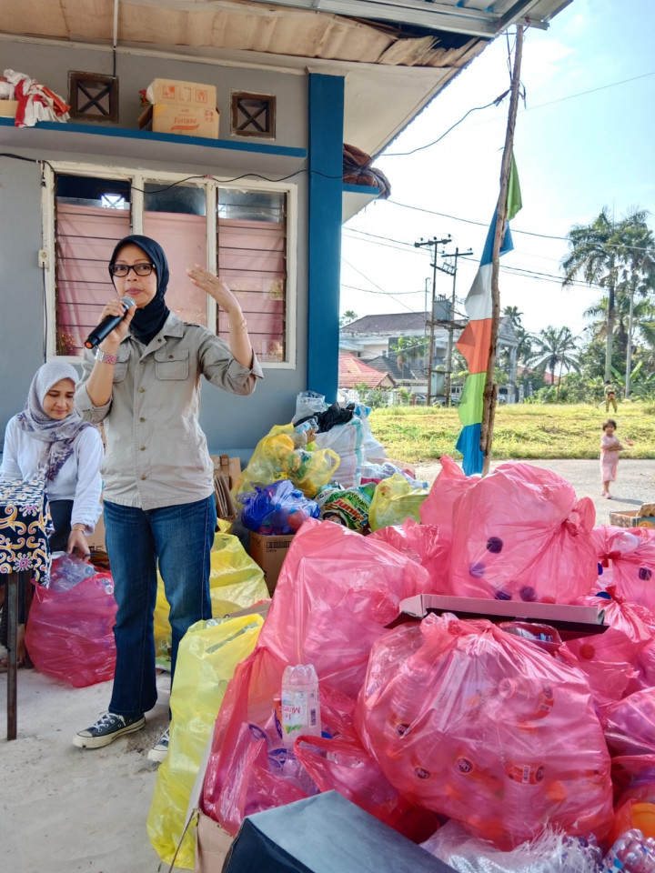 Minggu, 19 Februari 2023, acara sedekah sampah di Bank Ramli RT.002 jalan MT. Haryono yang dibarengi dengan kegiatan Kerja Bakti bersama. Acara dihadiri oleh Lurah, Ketua PKK dan Anggota PKK Karang Anyar.