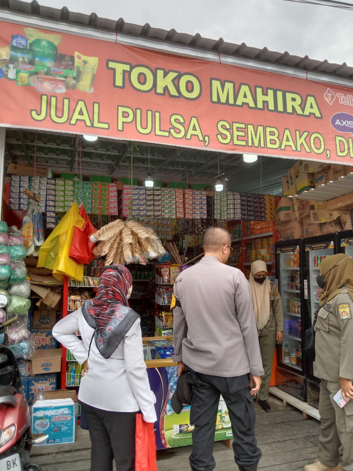 15 Maret 2023, Kasie Pemerintahan Andi Masniah, mendampingi Satpol PP Kecamatan Sungai Kunjang melakukan pendataan PKL di sepanjang wilayah Karang Anyar dengan didampingi Bhabinkamtibmas Karang Anyar, Yan Hadiwinata