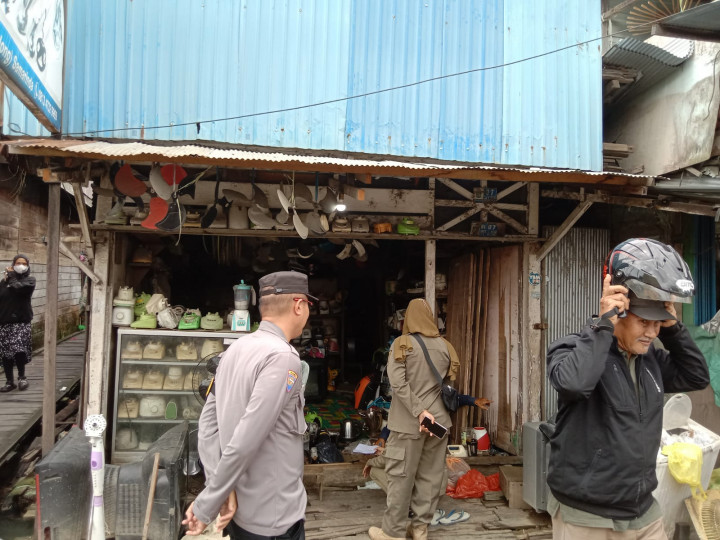 15 Maret 2023, Kasie Pemerintahan Andi Masniah, mendampingi Satpol PP Kecamatan Sungai Kunjang melakukan pendataan PKL di sepanjang wilayah Karang Anyar dengan didampingi Bhabinkamtibmas Karang Anyar, Yan Hadiwinata