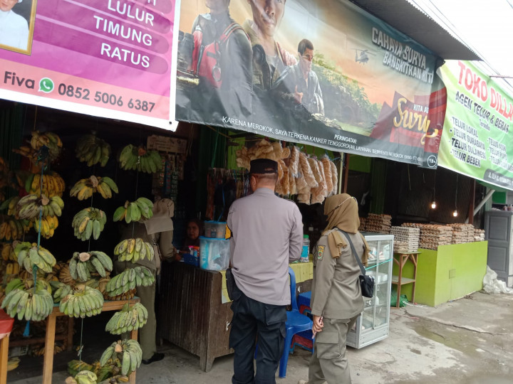 15 Maret 2023, Kasie Pemerintahan Andi Masniah, mendampingi Satpol PP Kecamatan Sungai Kunjang melakukan pendataan PKL di sepanjang wilayah Karang Anyar dengan didampingi Bhabinkamtibmas Karang Anyar, Yan Hadiwinata