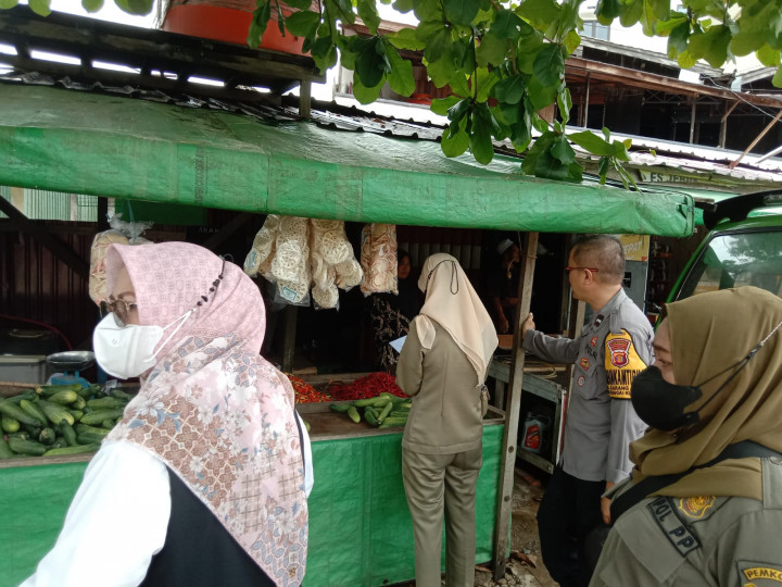 15 Maret 2023, Kasie Pemerintahan Andi Masniah, mendampingi Satpol PP Kecamatan Sungai Kunjang melakukan pendataan PKL di sepanjang wilayah Karang Anyar dengan didampingi Bhabinkamtibmas Karang Anyar, Yan Hadiwinata