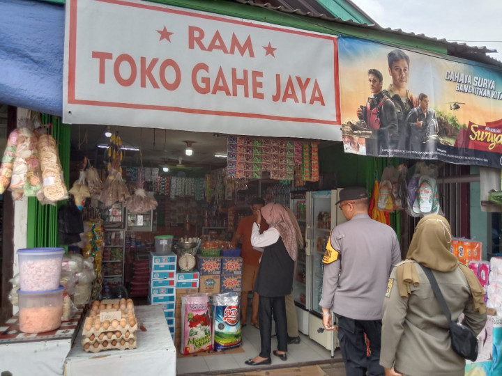 15 Maret 2023, Kasie Pemerintahan Andi Masniah, mendampingi Satpol PP Kecamatan Sungai Kunjang melakukan pendataan PKL di sepanjang wilayah Karang Anyar dengan didampingi Bhabinkamtibmas Karang Anyar, Yan Hadiwinata