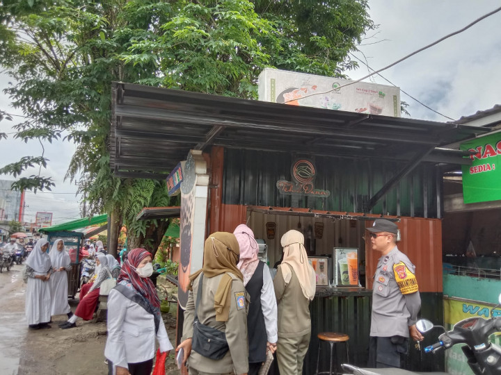 15 Maret 2023, Kasie Pemerintahan Andi Masniah, mendampingi Satpol PP Kecamatan Sungai Kunjang melakukan pendataan PKL di sepanjang wilayah Karang Anyar dengan didampingi Bhabinkamtibmas Karang Anyar, Yan Hadiwinata
