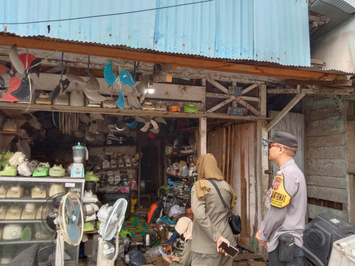15 Maret 2023, Kasie Pemerintahan Andi Masniah, mendampingi Satpol PP Kecamatan Sungai Kunjang melakukan pendataan PKL di sepanjang wilayah Karang Anyar dengan didampingi Bhabinkamtibmas Karang Anyar, Yan Hadiwinata
