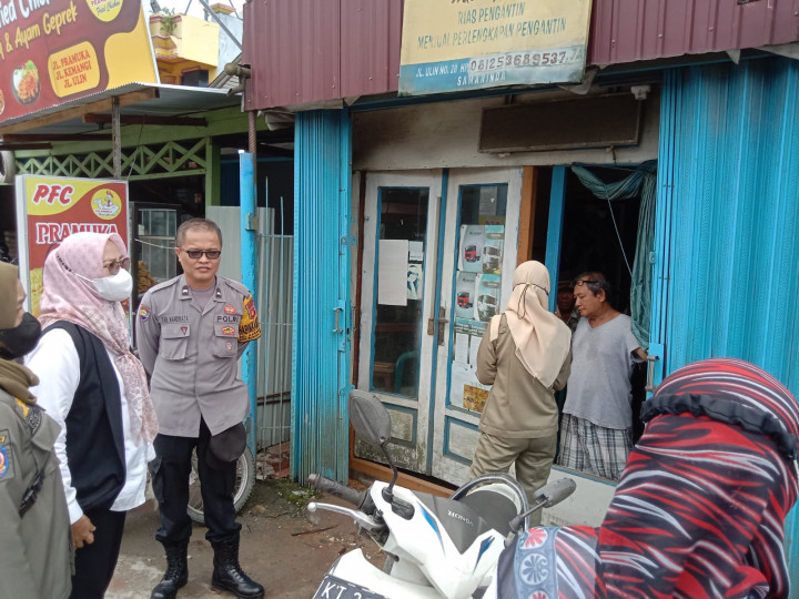 15 Maret 2023, Kasie Pemerintahan Andi Masniah, mendampingi Satpol PP Kecamatan Sungai Kunjang melakukan pendataan PKL di sepanjang wilayah Karang Anyar dengan didampingi Bhabinkamtibmas Karang Anyar, Yan Hadiwinata