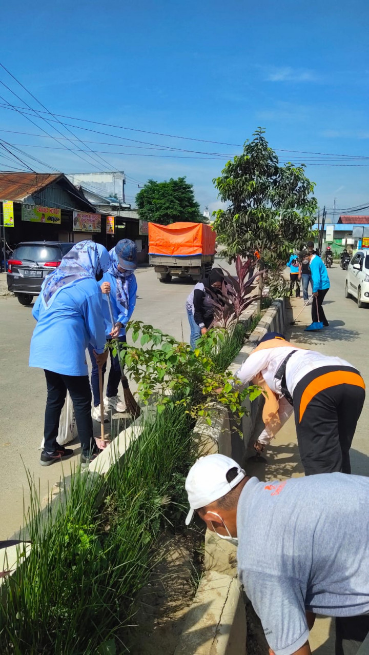 18 Maret 2023, Gotong royong massal se Kecamatan Sungai Kunjang di Jalan Rapak Indah bersama Lurah, Kasie Pemerintahan dan Kasie Ekonang beserta Staf, PKK dan Ketua RT Karang Anyar.