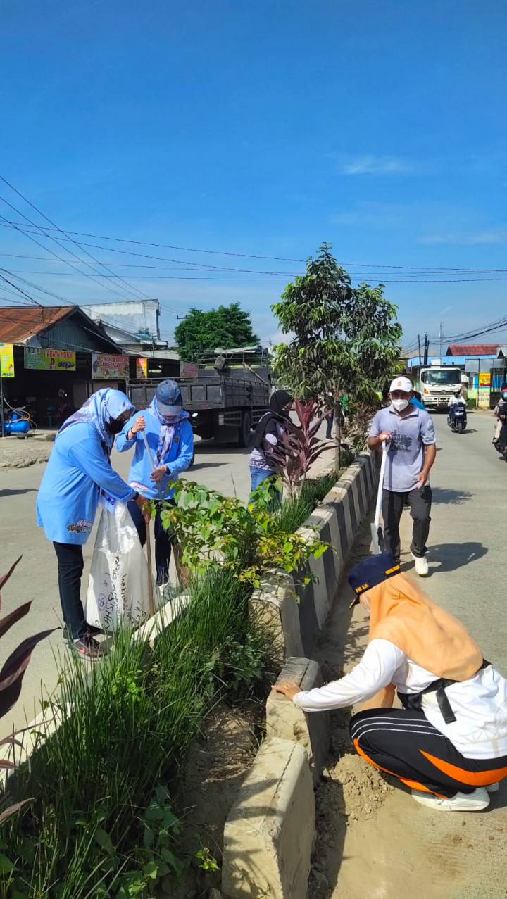 18 Maret 2023, Gotong royong massal se Kecamatan Sungai Kunjang di Jalan Rapak Indah bersama Lurah, Kasie Pemerintahan dan Kasie Ekonang beserta Staf, PKK dan Ketua RT Karang Anyar.