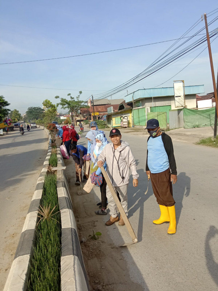 18 Maret 2023, Gotong royong massal se Kecamatan Sungai Kunjang di Jalan Rapak Indah bersama Lurah, Kasie Pemerintahan dan Kasie Ekonang beserta Staf, PKK dan Ketua RT Karang Anyar.