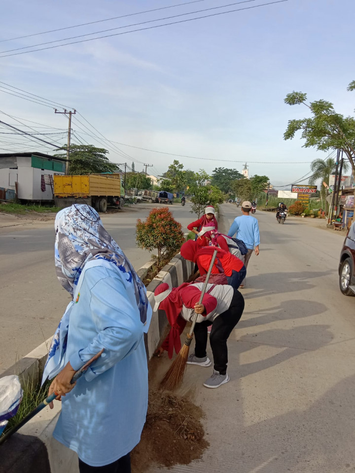 18 Maret 2023, Gotong royong massal se Kecamatan Sungai Kunjang di Jalan Rapak Indah bersama Lurah, Kasie Pemerintahan dan Kasie Ekonang beserta Staf, PKK dan Ketua RT Karang Anyar.