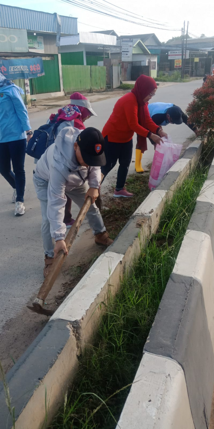 18 Maret 2023, Gotong royong massal se Kecamatan Sungai Kunjang di Jalan Rapak Indah bersama Lurah, Kasie Pemerintahan dan Kasie Ekonang beserta Staf, PKK dan Ketua RT Karang Anyar.