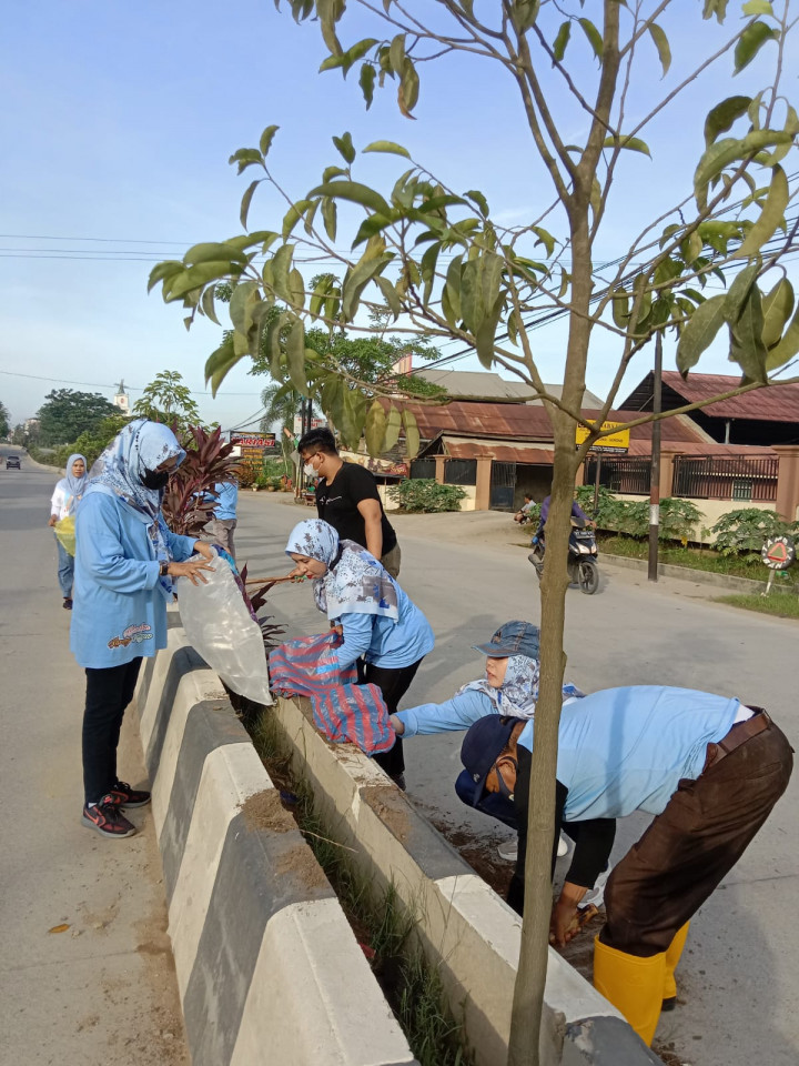 18 Maret 2023, Gotong royong massal se Kecamatan Sungai Kunjang di Jalan Rapak Indah bersama Lurah, Kasie Pemerintahan dan Kasie Ekonang beserta Staf, PKK dan Ketua RT Karang Anyar.
