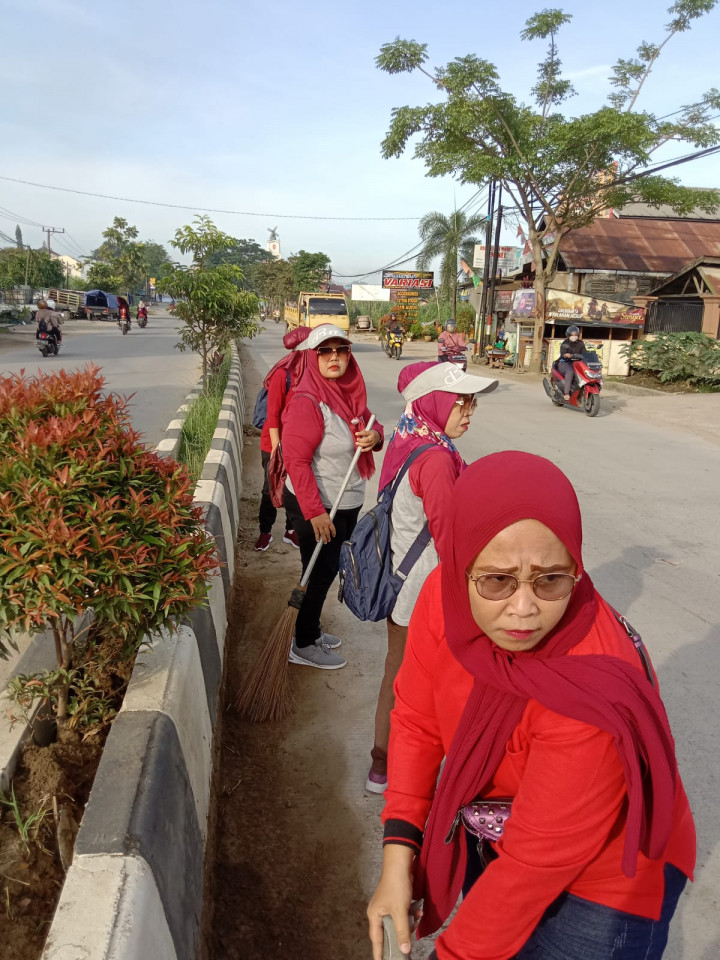 18 Maret 2023, Gotong royong massal se Kecamatan Sungai Kunjang di Jalan Rapak Indah bersama Lurah, Kasie Pemerintahan dan Kasie Ekonang beserta Staf, PKK dan Ketua RT Karang Anyar.
