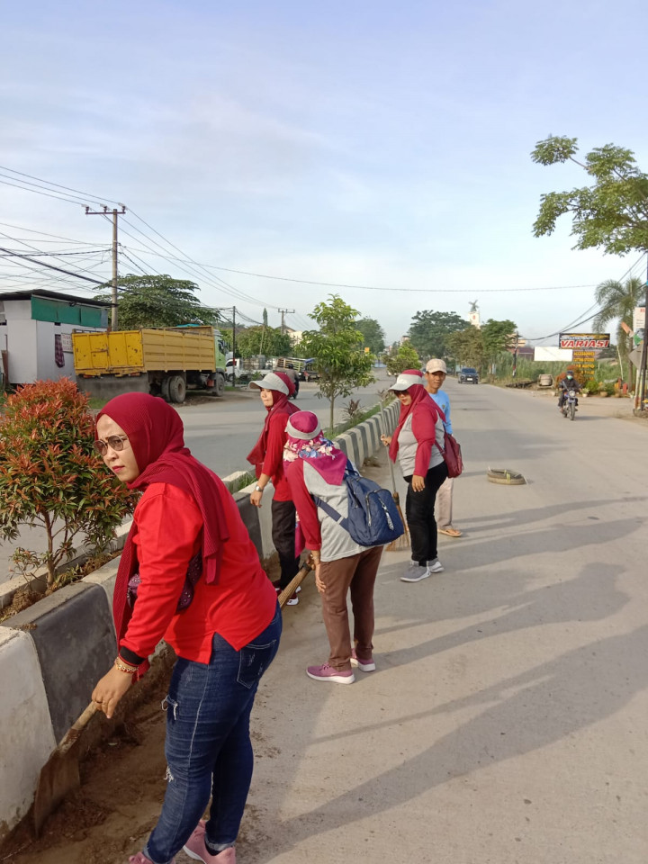 18 Maret 2023, Gotong royong massal se Kecamatan Sungai Kunjang di Jalan Rapak Indah bersama Lurah, Kasie Pemerintahan dan Kasie Ekonang beserta Staf, PKK dan Ketua RT Karang Anyar.