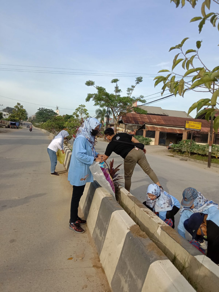 18 Maret 2023, Gotong royong massal se Kecamatan Sungai Kunjang di Jalan Rapak Indah bersama Lurah, Kasie Pemerintahan dan Kasie Ekonang beserta Staf, PKK dan Ketua RT Karang Anyar.