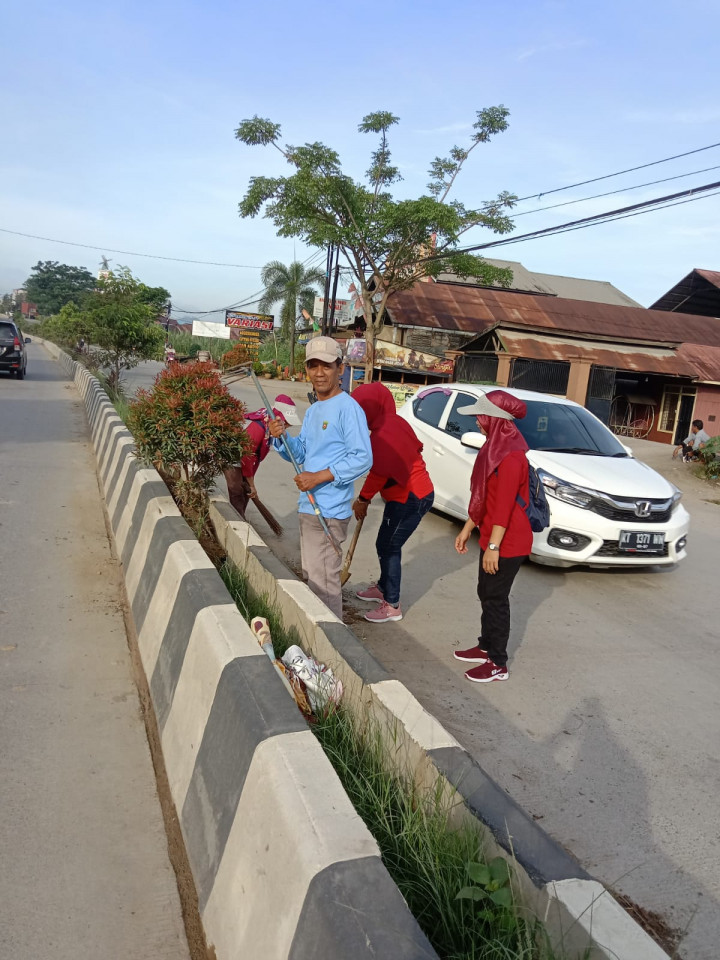 18 Maret 2023, Gotong royong massal se Kecamatan Sungai Kunjang di Jalan Rapak Indah bersama Lurah, Kasie Pemerintahan dan Kasie Ekonang beserta Staf, PKK dan Ketua RT Karang Anyar.