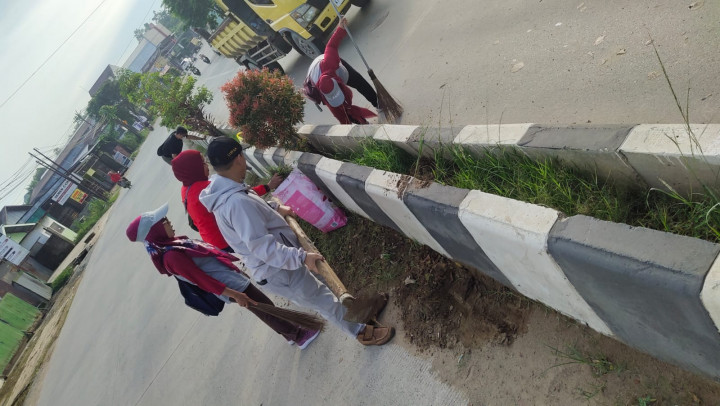18 Maret 2023, Gotong royong massal se Kecamatan Sungai Kunjang di Jalan Rapak Indah bersama Lurah, Kasie Pemerintahan dan Kasie Ekonang beserta Staf, PKK dan Ketua RT Karang Anyar.