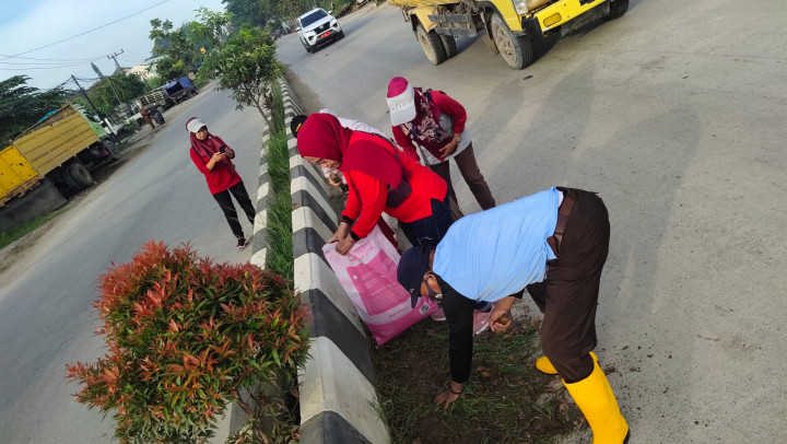 18 Maret 2023, Gotong royong massal se Kecamatan Sungai Kunjang di Jalan Rapak Indah bersama Lurah, Kasie Pemerintahan dan Kasie Ekonang beserta Staf, PKK dan Ketua RT Karang Anyar.