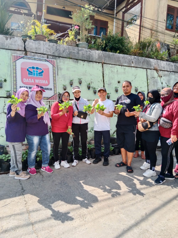 Minggu, 19 Maret 2023, Lurah bersama staf menghadiri acara pembukaan gerakan senam sehat Dasawisma se Karang Anyar di Jln. mT. Haryono RT. 002 dan dilanjutkan Panen Tanaman Cokpoy di Jln. MT. Haryono RT. 001