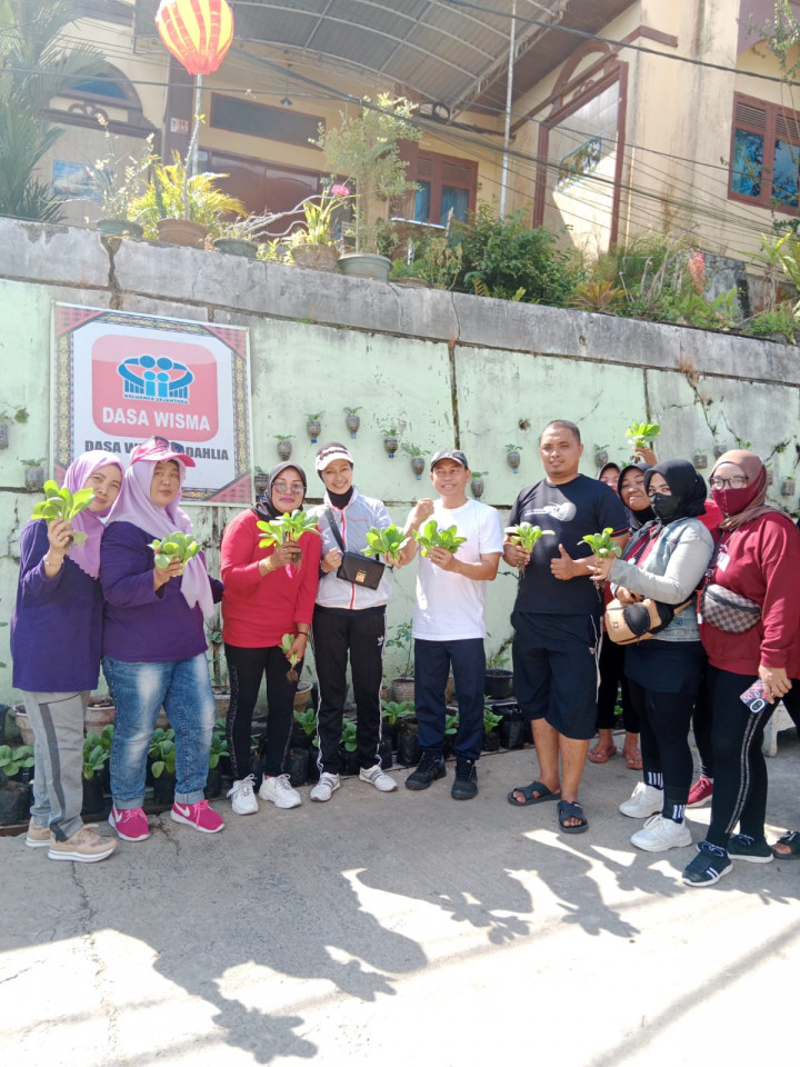 Minggu, 19 Maret 2023, Lurah bersama staf menghadiri acara pembukaan gerakan senam sehat Dasawisma se Karang Anyar di Jln. mT. Haryono RT. 002 dan dilanjutkan Panen Tanaman Cokpoy di Jln. MT. Haryono RT. 001