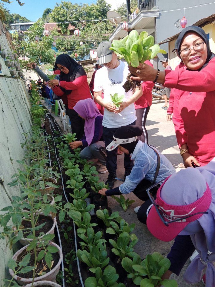 Minggu, 19 Maret 2023, Lurah bersama staf menghadiri acara pembukaan gerakan senam sehat Dasawisma se Karang Anyar di Jln. mT. Haryono RT. 002 dan dilanjutkan Panen Tanaman Cokpoy di Jln. MT. Haryono RT. 001