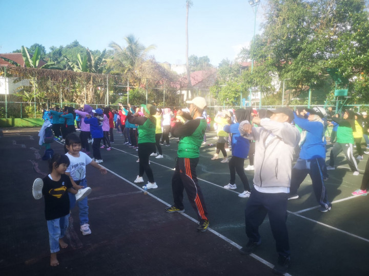 Minggu, 19 Maret 2023, Lurah bersama staf menghadiri acara pembukaan gerakan senam sehat Dasawisma se Karang Anyar di Jln. mT. Haryono RT. 002 dan dilanjutkan Panen Tanaman Cokpoy di Jln. MT. Haryono RT. 001