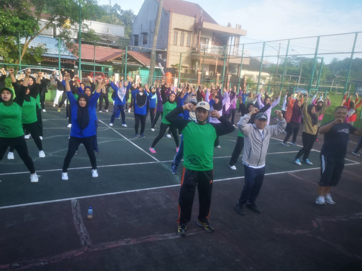 Minggu, 19 Maret 2023, Lurah bersama staf menghadiri acara pembukaan gerakan senam sehat Dasawisma se Karang Anyar di Jln. mT. Haryono RT. 002 dan dilanjutkan Panen Tanaman Cokpoy di Jln. MT. Haryono RT. 001
