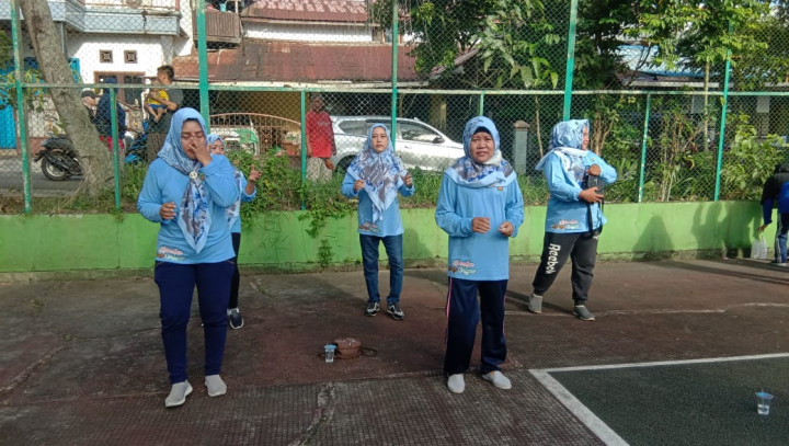 Minggu, 19 Maret 2023, Lurah bersama staf menghadiri acara pembukaan gerakan senam sehat Dasawisma se Karang Anyar di Jln. mT. Haryono RT. 002 dan dilanjutkan Panen Tanaman Cokpoy di Jln. MT. Haryono RT. 001
