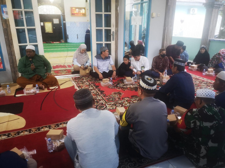 Senin, 03 April 2023, Kegiatan buka bersama di langgar al mukharomah sekaligus acara pemberian bantuan kepada warga masyarakat  sekitar cendana dari pihak pertamina yang dihadiri oleh Lurah bersama Babinsa, Bhabinkamtibmas, FKPM & Staf Kelurahan