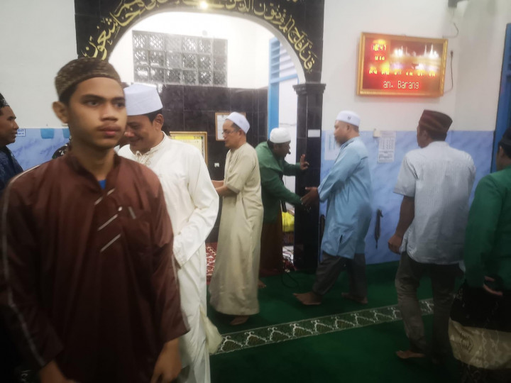 Senin, 03 April 2023, Kegiatan buka bersama di langgar al mukharomah sekaligus acara pemberian bantuan kepada warga masyarakat  sekitar cendana dari pihak pertamina yang dihadiri oleh Lurah bersama Babinsa, Bhabinkamtibmas, FKPM & Staf Kelurahan