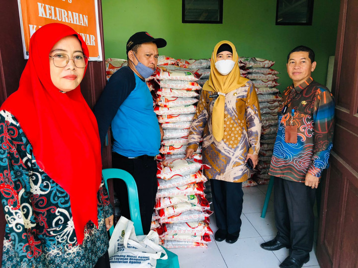 Kamis, 06 April 2023 Gerakan pembagian bantuan beras dari Pemerintah dengan diawasi langsung oleh Kasie Kesra dan Lurah Karang Anyar serta mendapatkan kunjungan dari Camat Sungai Kunjang.