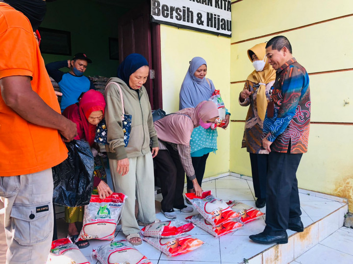 Kamis, 06 April 2023 Gerakan pembagian bantuan beras dari Pemerintah dengan diawasi langsung oleh Kasie Kesra dan Lurah Karang Anyar serta mendapatkan kunjungan dari Camat Sungai Kunjang.