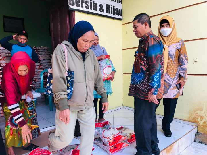 Kamis, 06 April 2023 Gerakan pembagian bantuan beras dari Pemerintah dengan diawasi langsung oleh Kasie Kesra dan Lurah Karang Anyar serta mendapatkan kunjungan dari Camat Sungai Kunjang.