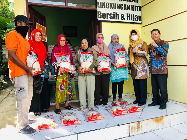 Kamis, 06 April 2023 Gerakan pembagian bantuan beras dari Pemerintah dengan diawasi langsung oleh Kasie Kesra dan Lurah Karang Anyar serta mendapatkan kunjungan dari Camat Sungai Kunjang.