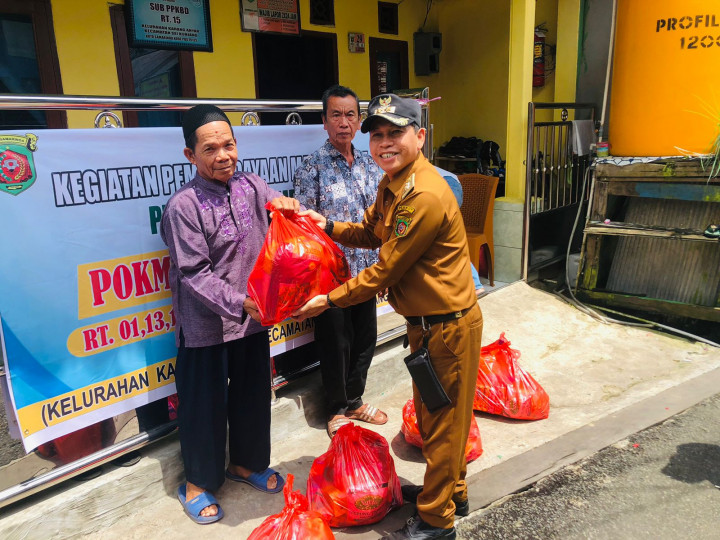 Senin, 10 April 2023 Kegiatan Pembagian bantuan sembako kepada masyarakat kurang mampu di Pokmas Gading