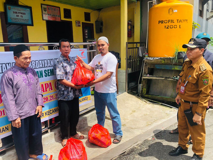 Senin, 10 April 2023 Kegiatan Pembagian bantuan sembako kepada masyarakat kurang mampu di Pokmas Gading
