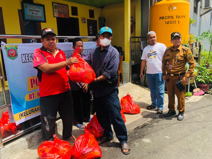 Senin, 10 April 2023 Kegiatan Pembagian bantuan sembako kepada masyarakat kurang mampu di Pokmas Gading