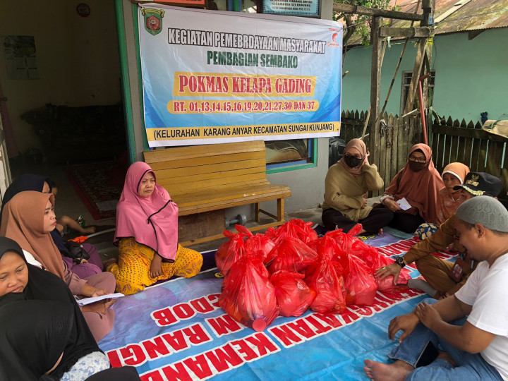 Senin, 10 April 2023 Kegiatan Pembagian bantuan sembako kepada masyarakat kurang mampu di Pokmas Gading